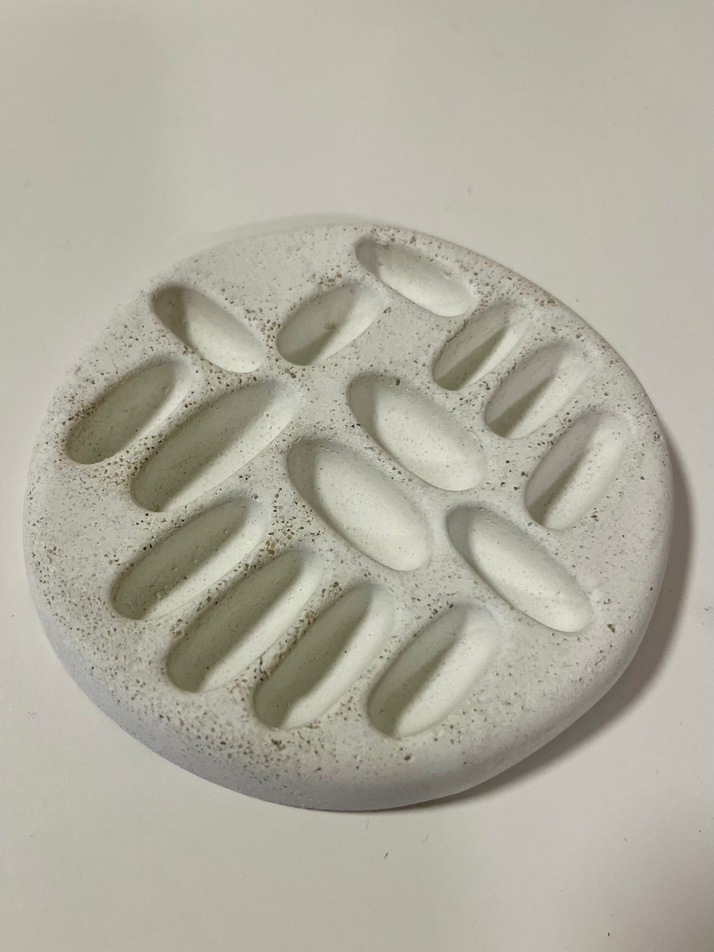 Betonový organizér na šperky ~ bílý