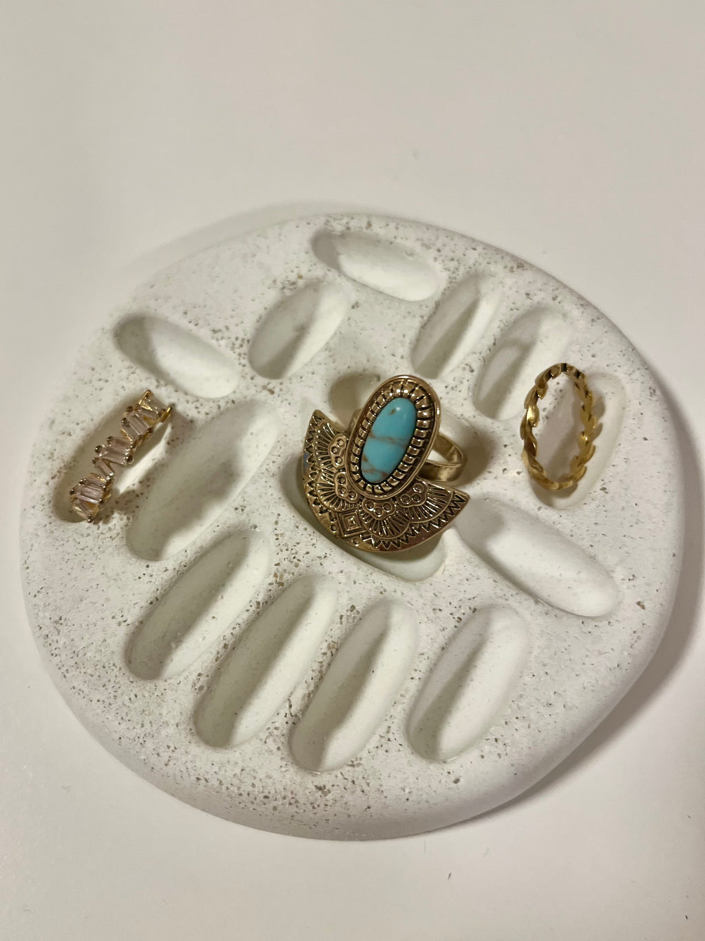 Betonový organizér na šperky ~ bílý