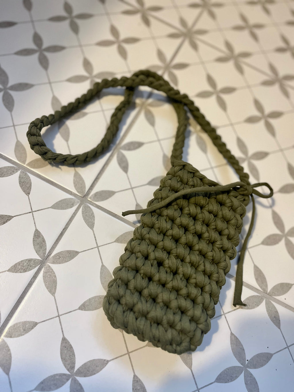 Ručně háčkovaná taška na mobil ~ olive