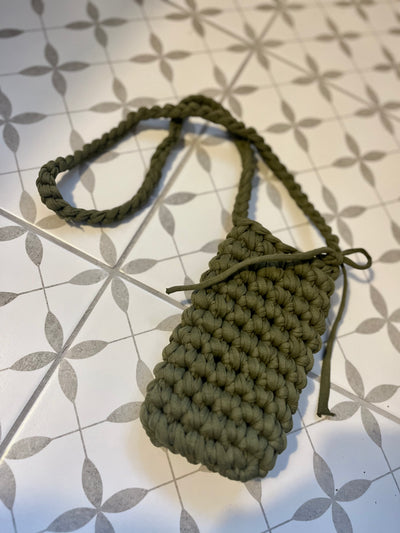 Ručně háčkovaná taška na mobil ~ olive - Maravilla.cz