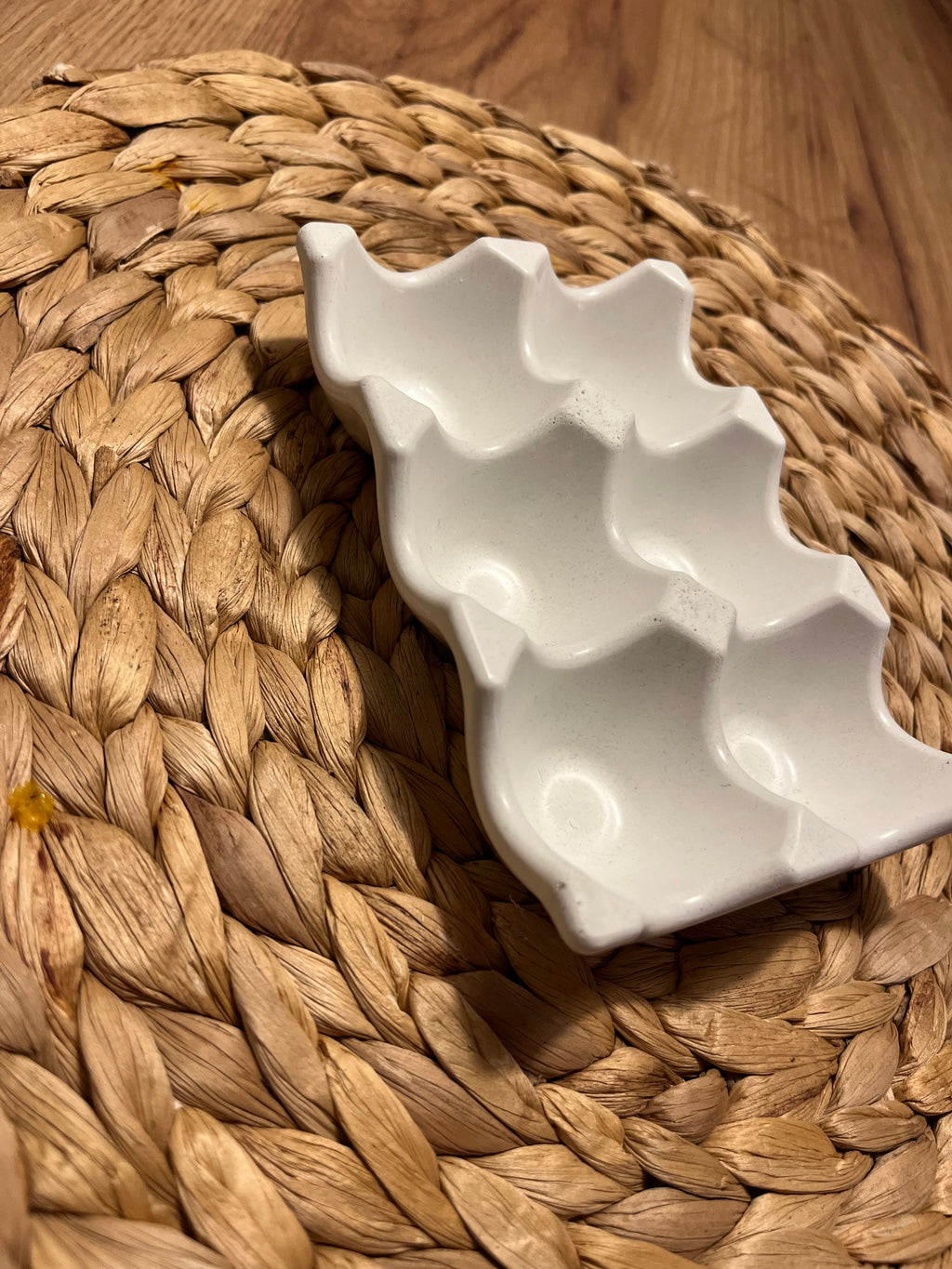 Betonový držák na vajíčka