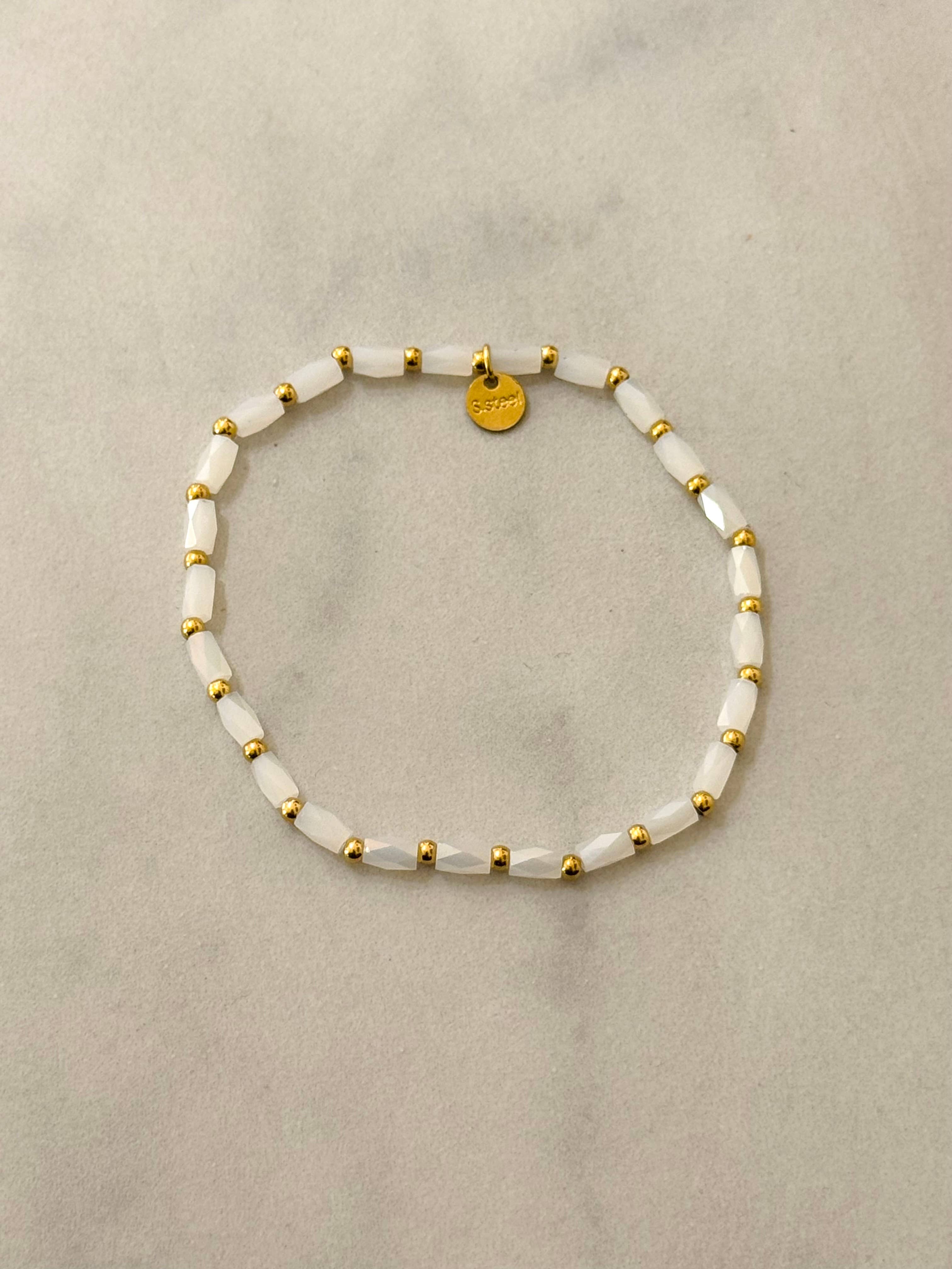 Rita Elastic Summer Bracelet – letní náramek ve zlatých tónech